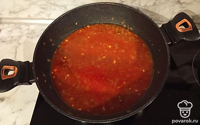 За 5 минут до готовности добавьте томатную пасту и соль.