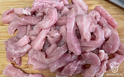 Мясо нарежьте на тонкие полоски.