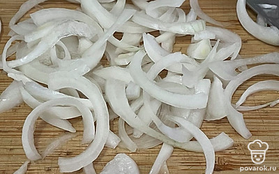 Лук нарежьте полукольцами.
