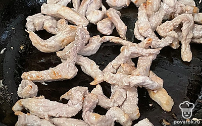 В сковородку налейте масло. Обжарьте до золотистости мясо на сильном огне.