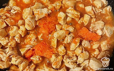 Следом добавляем тертую морковь.