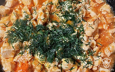 В конце добавляем укроп. Тушим 10 минут под закрытой крышкой. 