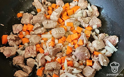 Картофель и лук очистите и нарежьте крупно, перец помойте и тоже нашинкуйте. Мясо нарежьте любым удобным для вас способом. На небольшом количестве масла обжарьте гуляш на среднем огне в течение 10 минут, периодически помешивая. Добавьте лук, морковь и перец. Аккуратно перемешайте. Тушите под закрытой крышкой на медленном огне 15 минут. 