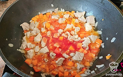 Выложите томатную пасту, картофель и еще раз перемешайте. 