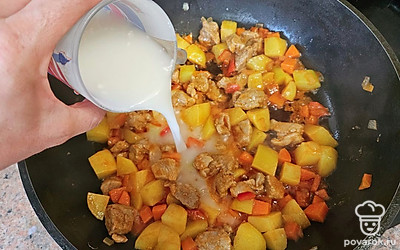 Муку разведите водой, чтобы не было комочков. Влейте смесь к блюду. Посолите по вкусу, перемешайте. Тушите под закрытой крышкой 10-15 минут. Периодически помешивайте. 