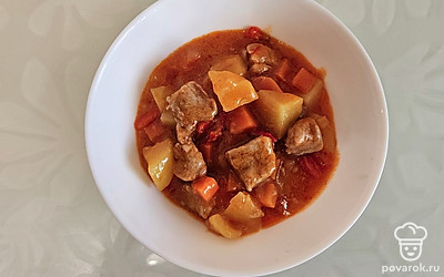 Подавайте гуляш сразу после приготовления, с ломтиком ароматного хлеба.