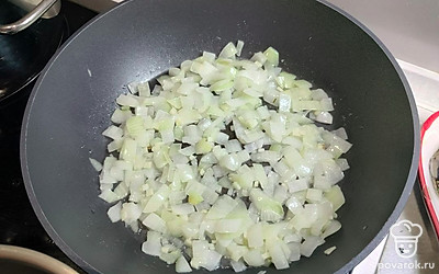 Лук нарежьте кубиком и обжарьте на растительном масле до мягкости. 