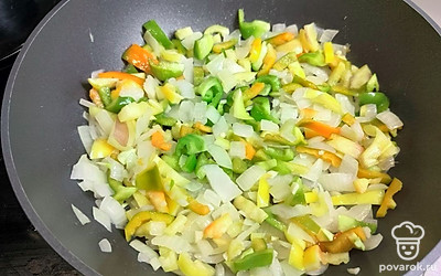 Добавьте нарезанный небольшими полосками болгарский перец. 