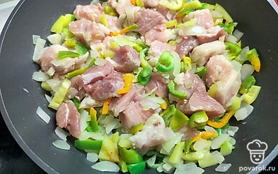 Добавьте кусочки свинины. Тушите на среднем огне 10 минут. 