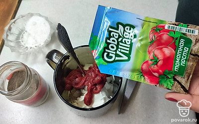 Смешайте сметану, томатную пасту, соль и черный молотый перец. Постепенно влейте воду и хорошо перемешайте. 