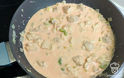 Добавьте заливку к мясу. Тушите на небольшом огне 40 минут. 