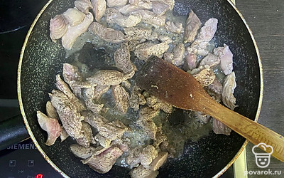 Отправьте индейку на разогретую сковороду. Посолите и поперчите по вкусу. Обжаривайте, пока не выпарится сок из мяса. Это примерно 5 минут.