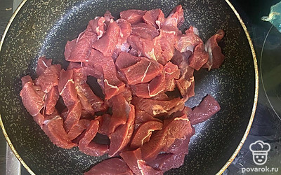 Говядину нарежьте брусочками и выложите в сковороду.