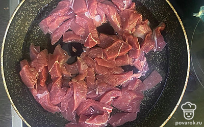 Добавьте в сковороду воду. Тушите говядину на медленном огне 50 минут.