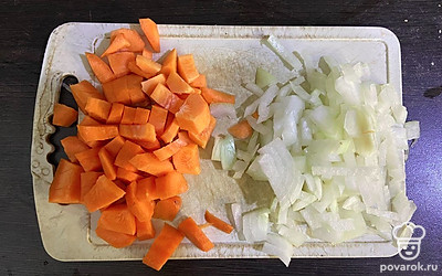 Лук и морковь очистите, нарежьте мелким кубиком. Морковь можете нарезать покрупнее.