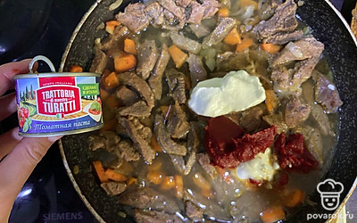 Добавьте немного воды, сметану и томатную пасту.