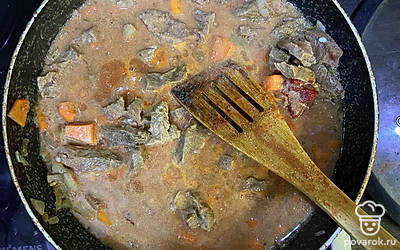 Перемешайте гуляш до однородности.