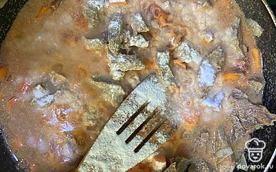 Добавьте муку. Это нужно, чтобы соус загустел. Тщательно перемешайте, накройте гуляш крышкой. Тушите на медленном огне еще 15 минут.