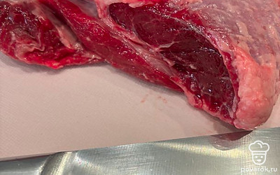 Мясо (говядина) помойте, уберите пленки и прожилки.