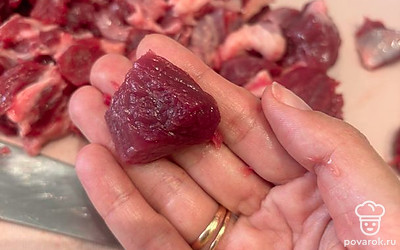 Нарежьте кубиком произвольного размера. У меня кубики примерно 2 на 2 сантиметра.