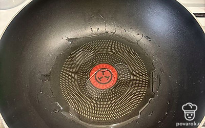 На сковороду налейте масло, поставьте на огонь.