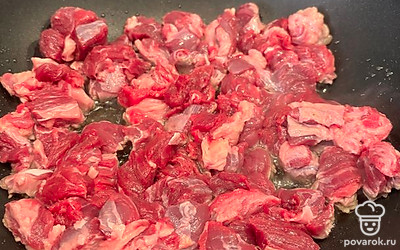 На разогретую сковороду выложите нарезанное мясо.