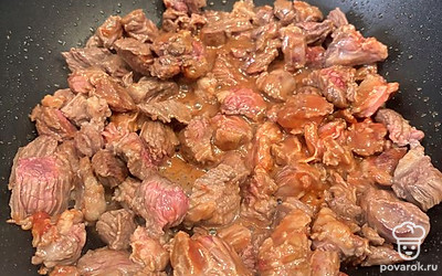 Обжаривайте на среднем огне в течение 10 минут. Помешивайте, чтобы не подгорело.