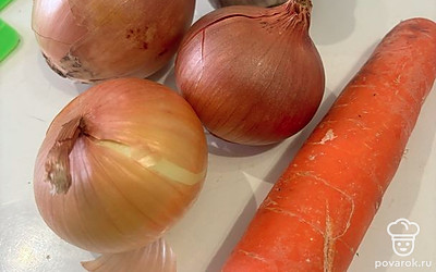Подготовьте овощи, помойте и почистите.