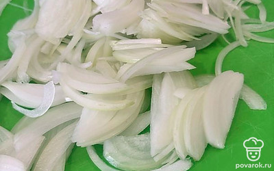 Лук нарежьте перышком.
