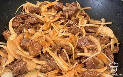 Продолжайте жарить в течение 5 минут. Периодически помешивайте.