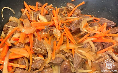 Добавьте ее в сковороду. Жарьте еще 5 минут на среднем огне вместе со остальными ингредиентами.