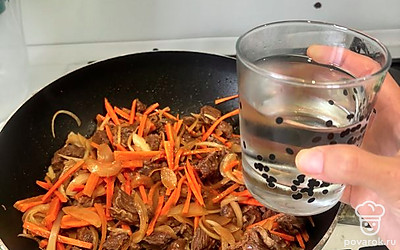 Добавьте стакан воды комнатной температуры. Включите максимальный огонь.