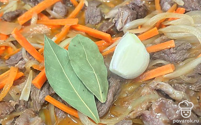 Добавьте зубчик чеснока и лавровый лист для аромата.