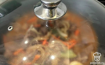 После закипания убавьте огонь до минимального значения, закройте крышкой. Тушите в течение 1 часа.