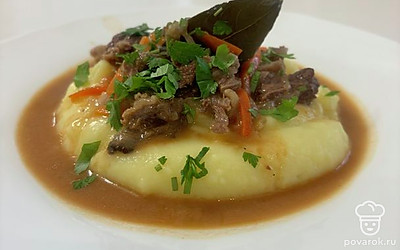 Наш гуляш готов. При подаче можно украсить свежей зеленью. Приятного аппетита!