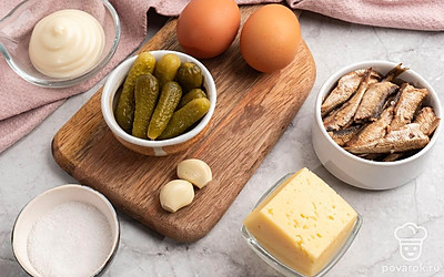 Подготовьте все ингредиенты. Заранее отварите яйца и очистите чеснок.