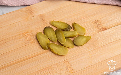 Нарежьте маринованные огурцы небольшими кружочками.