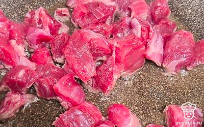 Мясо нарежьте на кусочки и выложите на сильно раскаленную сковороду с маслом. Делается это для того, чтобы мясо сразу покрылось корочкой, и лишняя влага из него не уходила. Так говядина будет сочнее и мягче. 