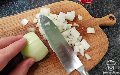 Лук мелко нарежьте.