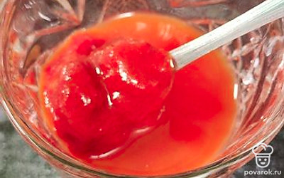 Пока мясо готовится, смешайте томатную пасту с водой (примерно 1 к 2).