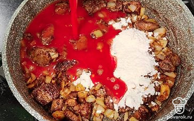 По готовности лука всыпьте муку и вылейте получившийся томатный сок. 