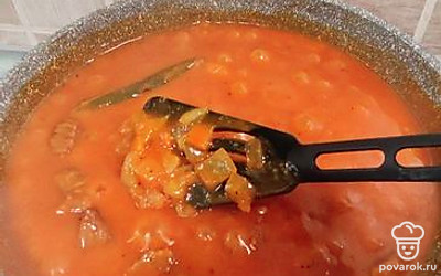 Тушите говядину на медленном огне от 40 минут до 1 часа. При этом не забывайте помешивать. При необходимости добавляйте воду. Важно, чтобы мясо именно тушилось, а не жарилось!