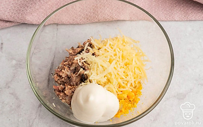 Вареные яйца очистите от скорлупы, разрежьте напополам и извлеките желтки. Натрите на мелкой терке желтки, чеснок и сыр. В подходящую емкость выложите желтки, чеснок, сыр и размятые вилкой шпроты. Добавьте майонез, посолите на свой вкус и смешайте до однородности.