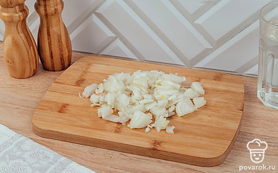 Мелко нарежьте репчатый лук.