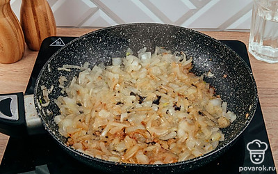 Смажьте сковороду растительным маслом и обжарьте репчатый лук на среднем огне до золотистого цвета.