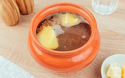 Добавьте воду и сливочное масло. Посолите немного воду.