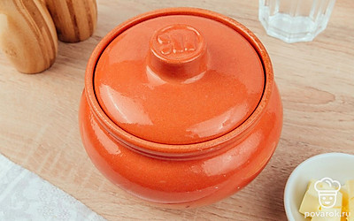 Накройте горшочек крышкой и отправьте в духовку на 20-25 минут.