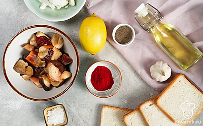 Подготовьте грибы, переберите их, промойте. Отварите 10 минут в кипящей воде, откиньте на дуршлаг, дайте стечь воде, затем измельчите. С половинки лимона снимите цедру, выжмите из плода сок. Мелко нарежьте анчоусы. Зелень для подачи вымойте, обсушите на бумажных полотенцах, зеленый лук мелко нарежьте. Приготовьте противень. Разогрейте духовку до 180 градусов.