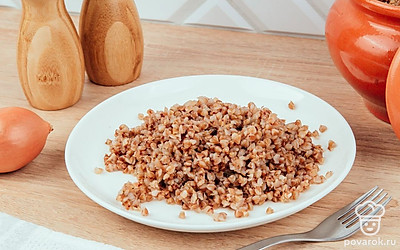 Подайте гречку непосредственно в горшочке или выложите на тарелку. Приятного аппетита.