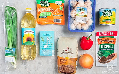 Гречку «Селяночка» промойте, просушите. Морковь Global Village нарежьте небольшими кубиками. Лук репчатый очистите, нарежьте полукольцами. Шампиньоны Global Village промойте, нарежьте пластинами. Болгарский перец промойте, удалите плодоножку и семена, нарежьте кубиками небольшого размера. С консервированной кукурузы Global Village слейте жидкость. Зеленый лук Global Village промойте, просушите, измельчите. Подготовьте кондитерское кольцо.